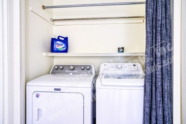 Building Photo - Two-Level Townhome in DeSoto Courts