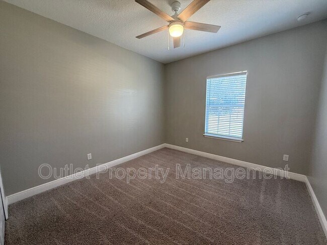 Building Photo - 926 Feather Dr