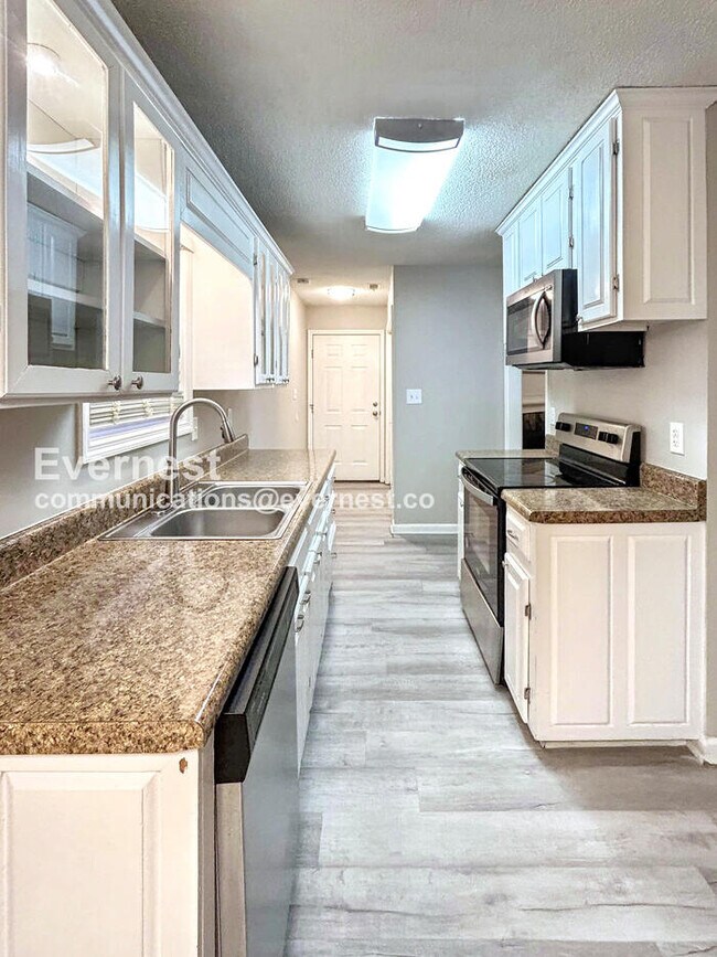 Building Photo - Limited Time Special Offer / 5 Bed, 3.5 Bath Home with Attached Garage / Pet-Friendly / Vouchers ...