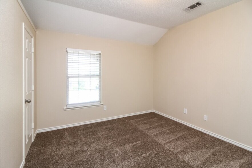 Building Photo - 2520 Buck Dr