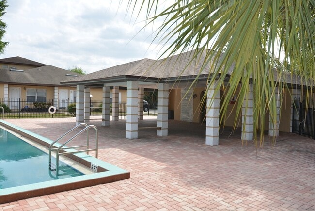 Building Photo - East Orlando 3/2 duplex. TILE FLOORS, Fresh paint, community pool!