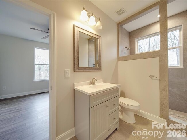 Building Photo - 824 Woodrun Dr