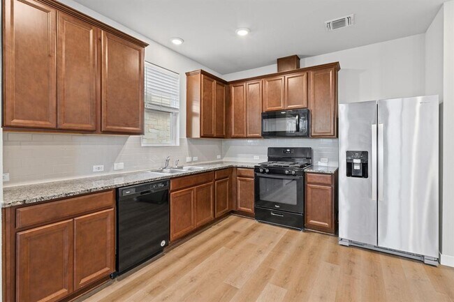 Building Photo - 7116 Silver Star Ln