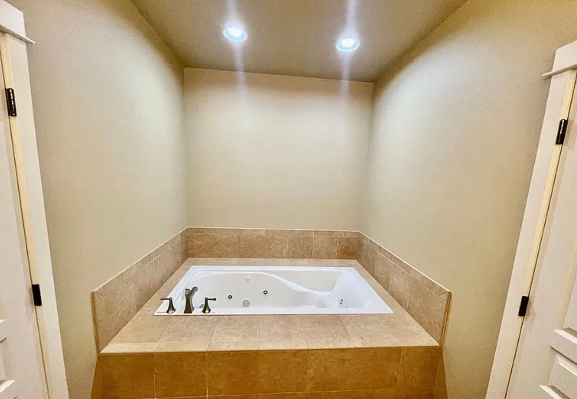 Building Photo - 8557 SE Bristol Park Dr