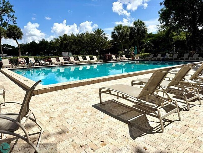 Building Photo - 3200 N Palm Aire Dr