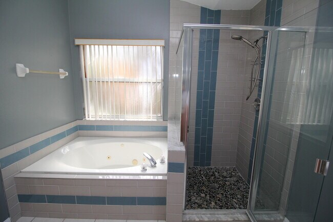 Building Photo - 709 Rostock Cir NW