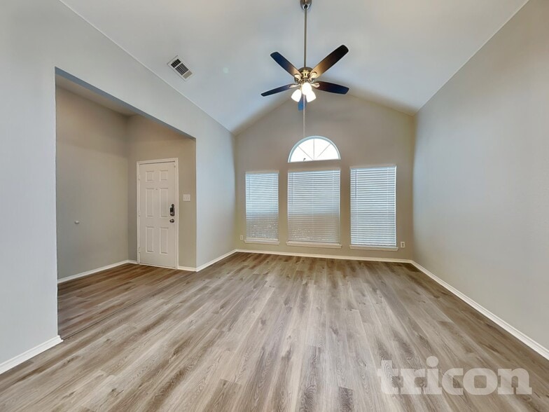 Building Photo - 1700 Bob Dr