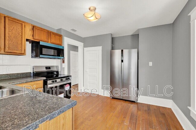 Building Photo - 611 S Grove St