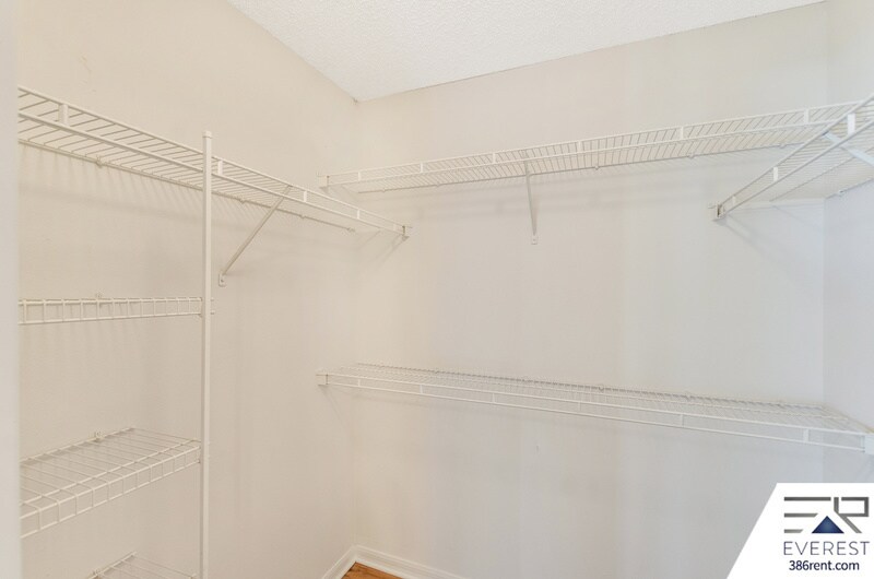 Building Photo - 5 Lancelot Dr