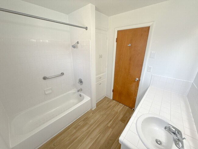 Building Photo - 3 Bedroom, 1.5 Bath House in Pacific Terrace neighborhood