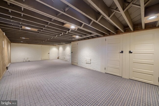 Building Photo - 226 E Caracas Ave