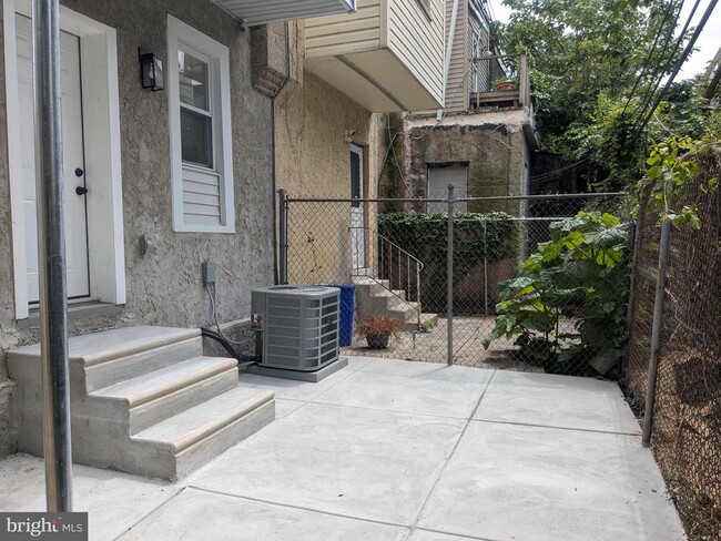 Building Photo - 56 N Yewdall St