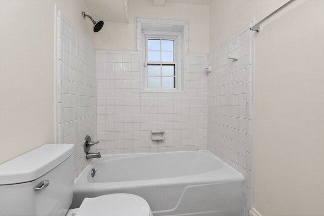 Building Photo - Lovely Two Bedroom Condo in Cotswold!
