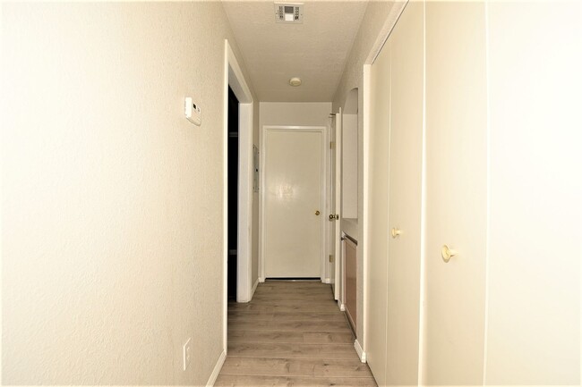 Building Photo - Stunning 1 Bed 1 Bath Condo On 2nd Floor a...