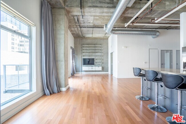 Building Photo - 645 W 9th St
