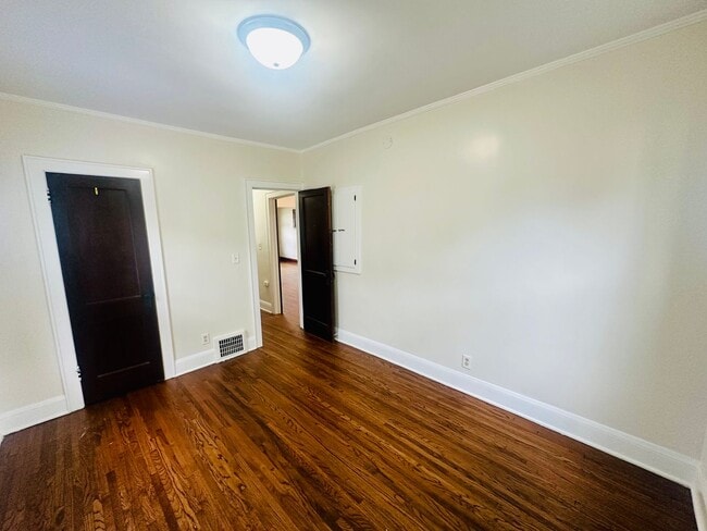 Building Photo - Stylish 3-Bedroom Home in Northeast Minnea...