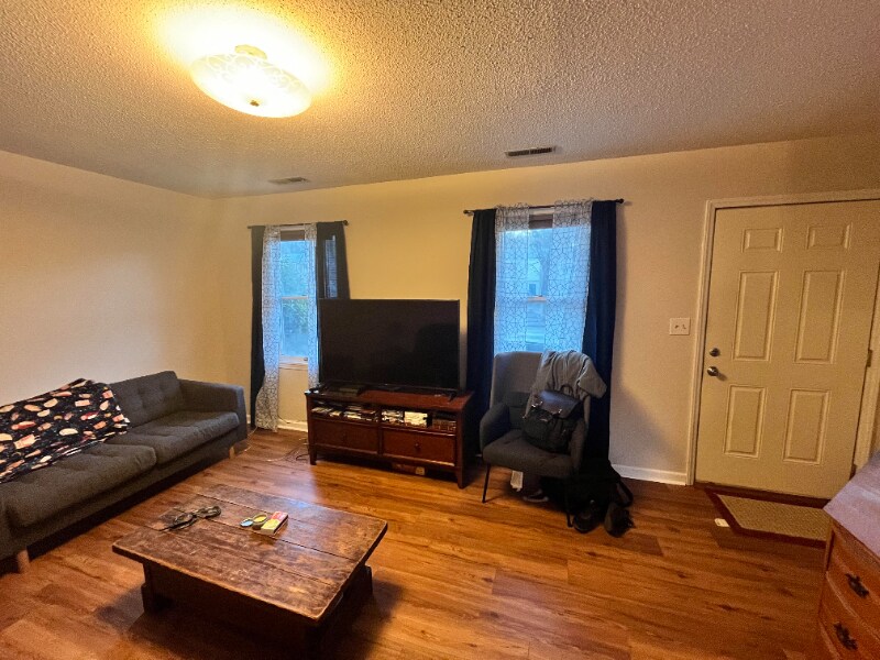 Building Photo - 109 Carriage Pl