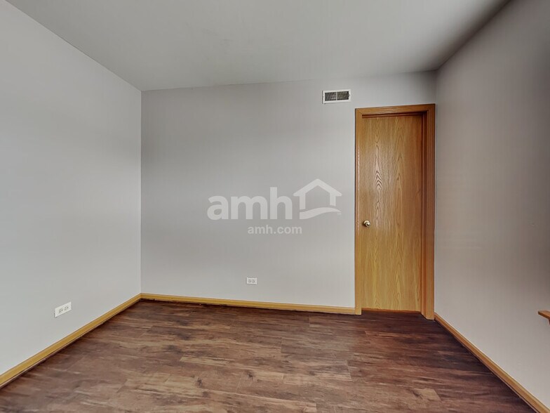 Building Photo - 2046 Middlebury Dr