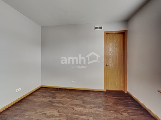 Building Photo - 2046 Middlebury Dr