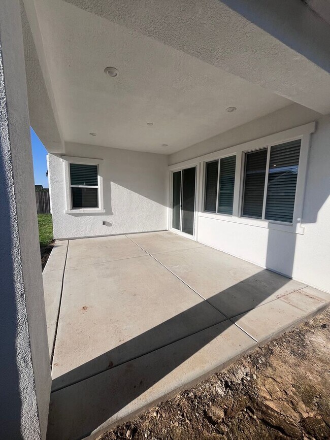 Building Photo - BEAUTIFUL SINGLE STORY HOME IN WEST ROSEVI...