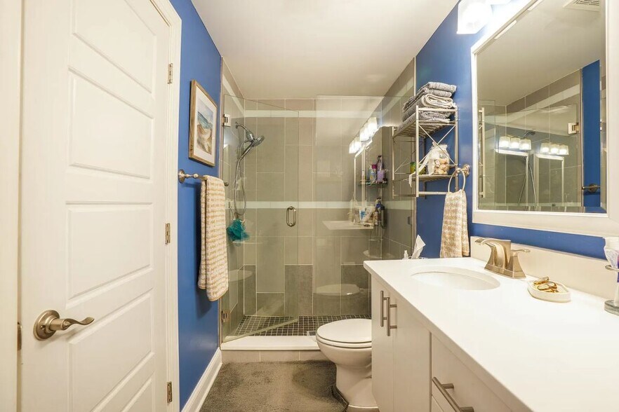 Building Photo - 22 E Heath St