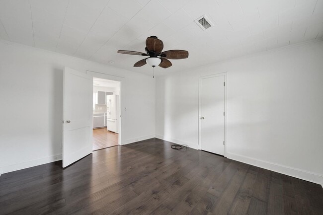 Building Photo - Wonderful Three Bed Two Bath Home in Stanf...