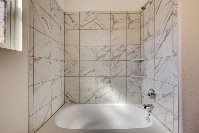 Building Photo - 618 Waterway Ave