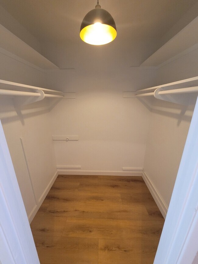 Building Photo - Remodeled 2/2 patio home for rent in sought-after central Phoenix area.