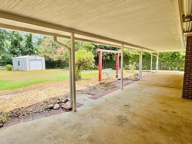 Building Photo - Room to Roam, Comfort to Stay — This Updat...