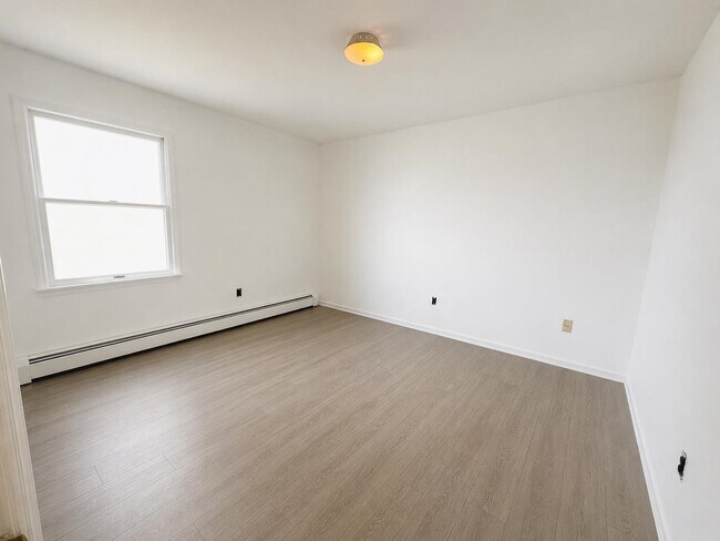 Building Photo - 173 W 21st St