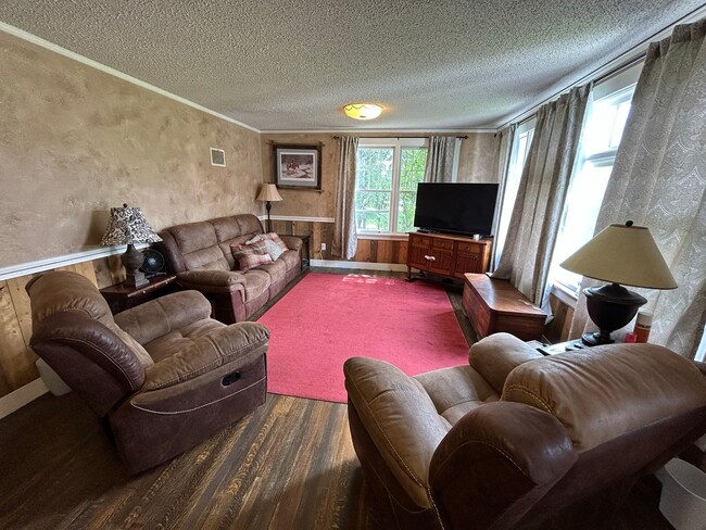 Building Photo - Fully furnished 3 bed 2 bath in Hamilton