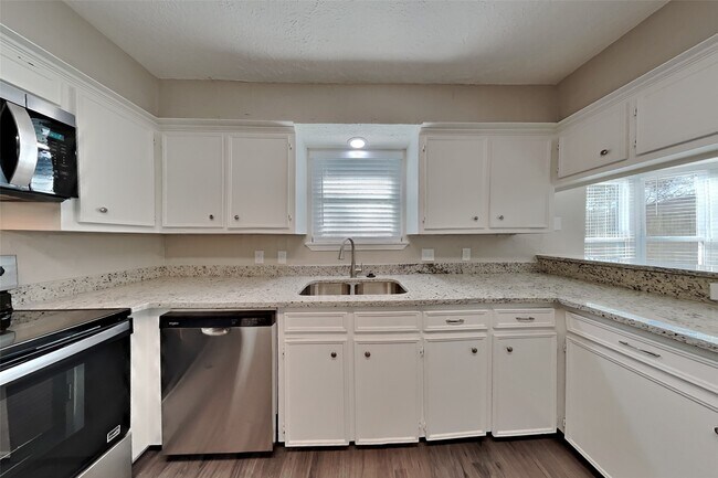 Building Photo - 6807 River Ml Dr