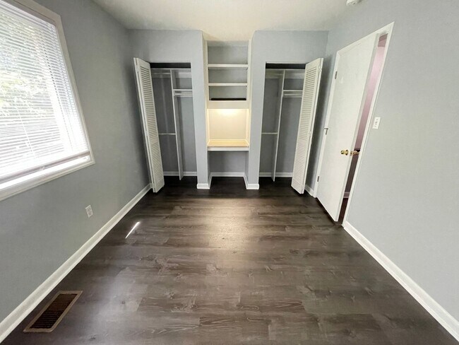 Building Photo - Updated 2br 2ba End Unit in Chancellor Squ...