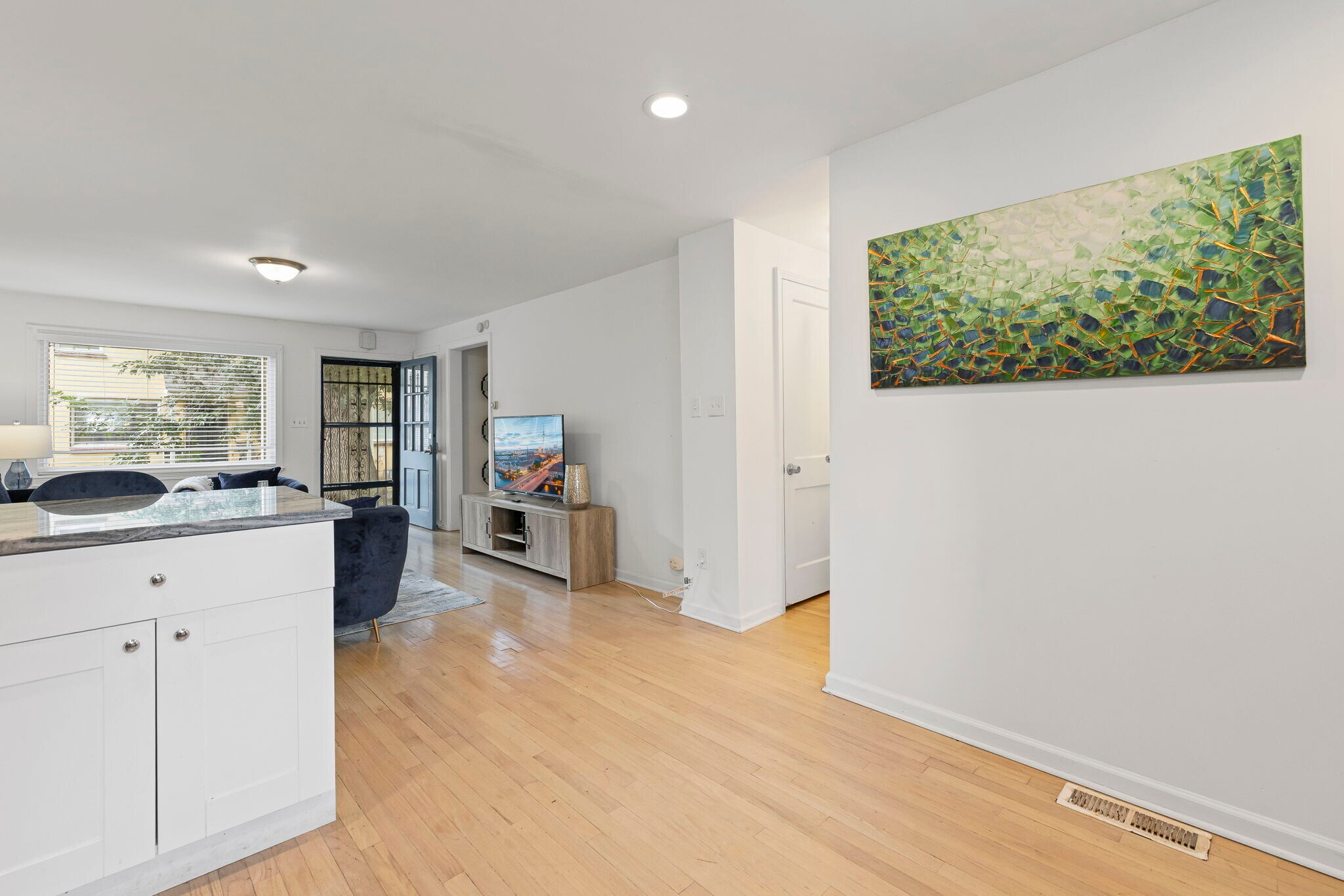 Building Photo - 1003 W 38th St