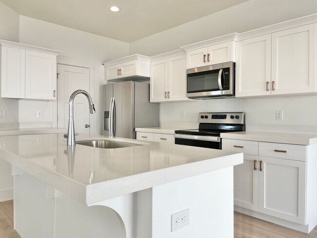 Building Photo - Bright & Beautiful Townhome in American Fork!