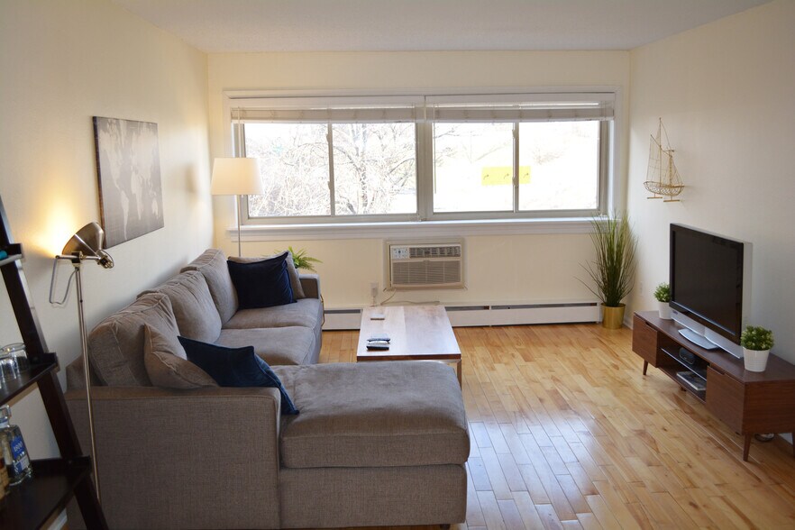 Living Room with hardwood Floors - 1800 Lasalle Ave