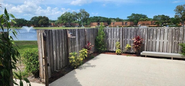 Building Photo - 913 9th Way