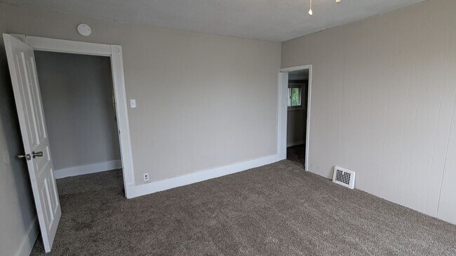 Building Photo - Charming 3-bedroom, 1.5-bathroom house loc...