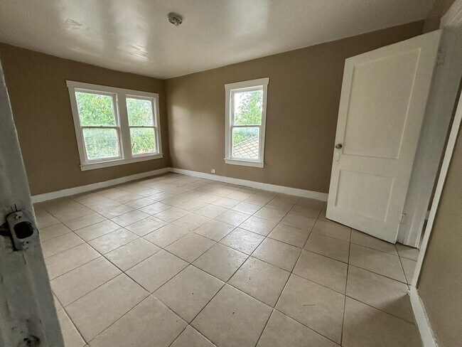 Building Photo - We accept section 8