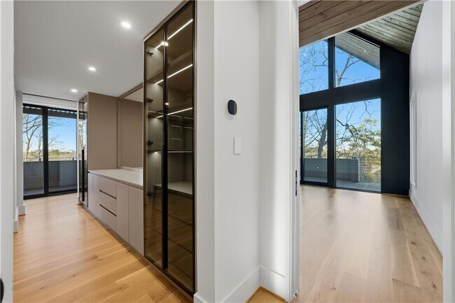 Building Photo - 1033 Reeder Cir NE