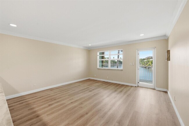 Building Photo - 801 NE 18th Ct