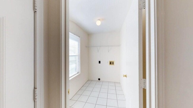 Building Photo - 895 Silverwood