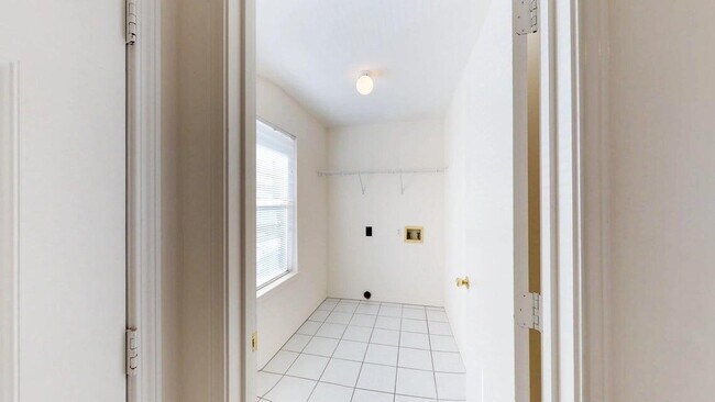 Building Photo - 896 Silverwood