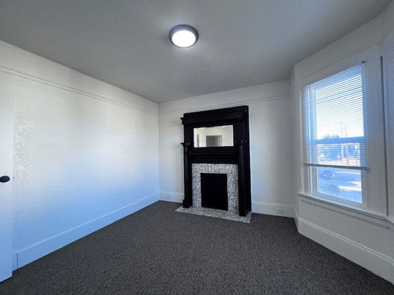 Building Photo - 709 32nd St