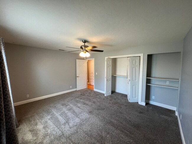 Building Photo - Stunning Country property in Oakdale!