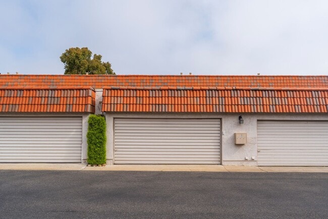 Building Photo - RPV Remodeled 2 bed 3 bath townhome in gat...