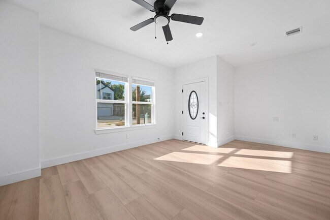 Building Photo - 8412 Sunnyhill St