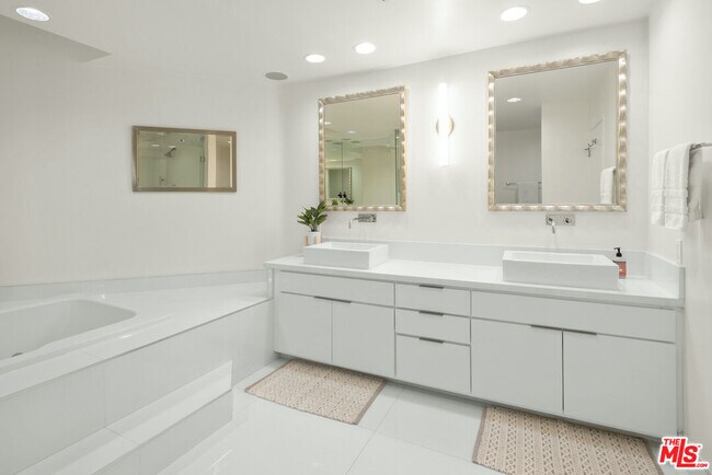 Building Photo - 2231 Sunset Plaza Dr