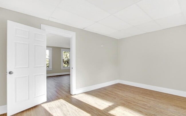 Building Photo - Bright 5 Bedroom, 1.5 Bath Home!