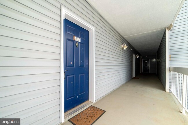 Building Photo - 3176 Summit Square Dr